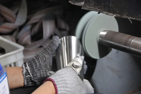 Polishing stainless steel food container surface for smooth finish