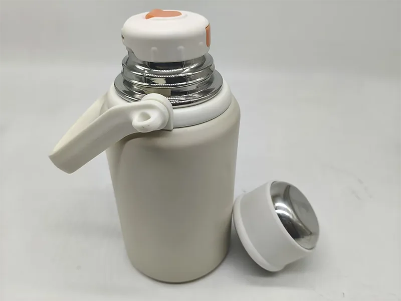 Kids Vacuum Flask Mouth and Lid Detail